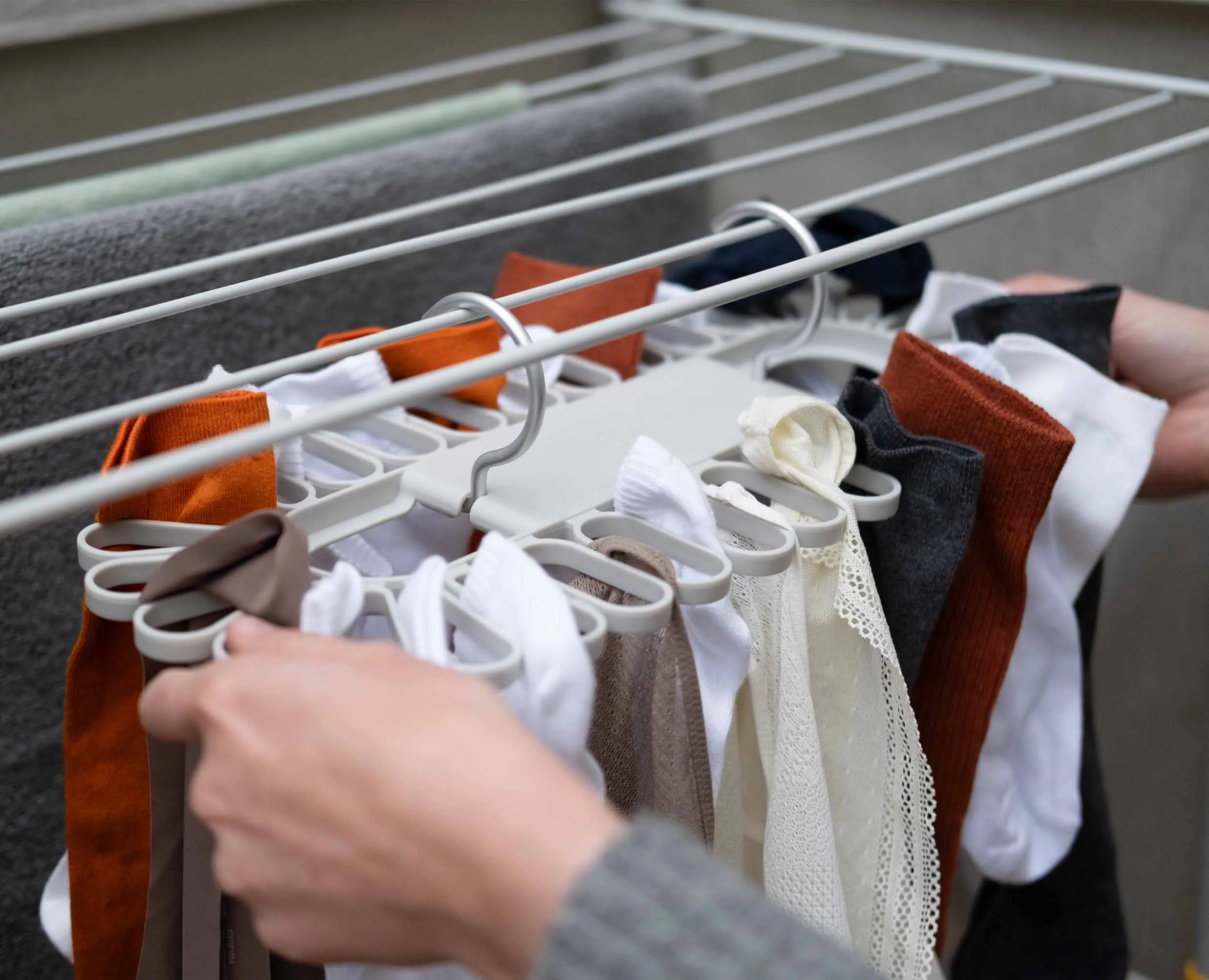 Petal™ 32-piece Quick-grip Ecru Drying Hanger